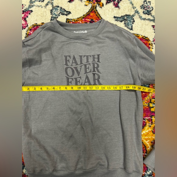 Faith over fear crewneck sweatshirt - Picture 3 of 5